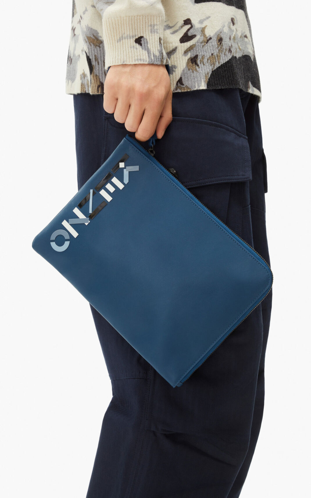 Clutch Kenzo The Invierno Capsule Logo large Cuero Hombre Azules NET915634